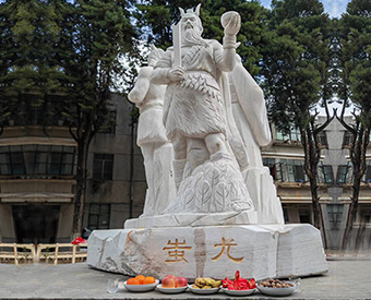 云南石雕黃帝、炎帝、蚩尤雕塑安裝效果展示