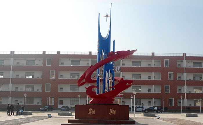 不銹鋼雕塑制作完成之后，需要對表面進行打磨噴漆，這樣才可以獲得想要的表面效果，不銹鋼雕塑打磨噴漆有一些注意事項，下面給大家介紹一下。
